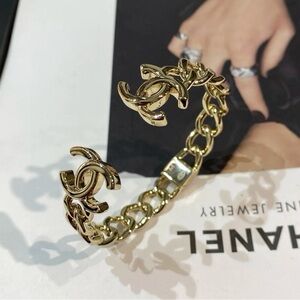 Elegant Gold Chain Bracelet